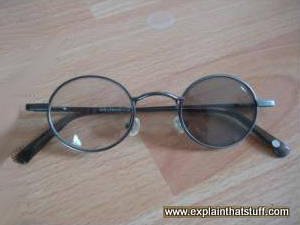 Photochromic eyeglasses with one lens darker than the other